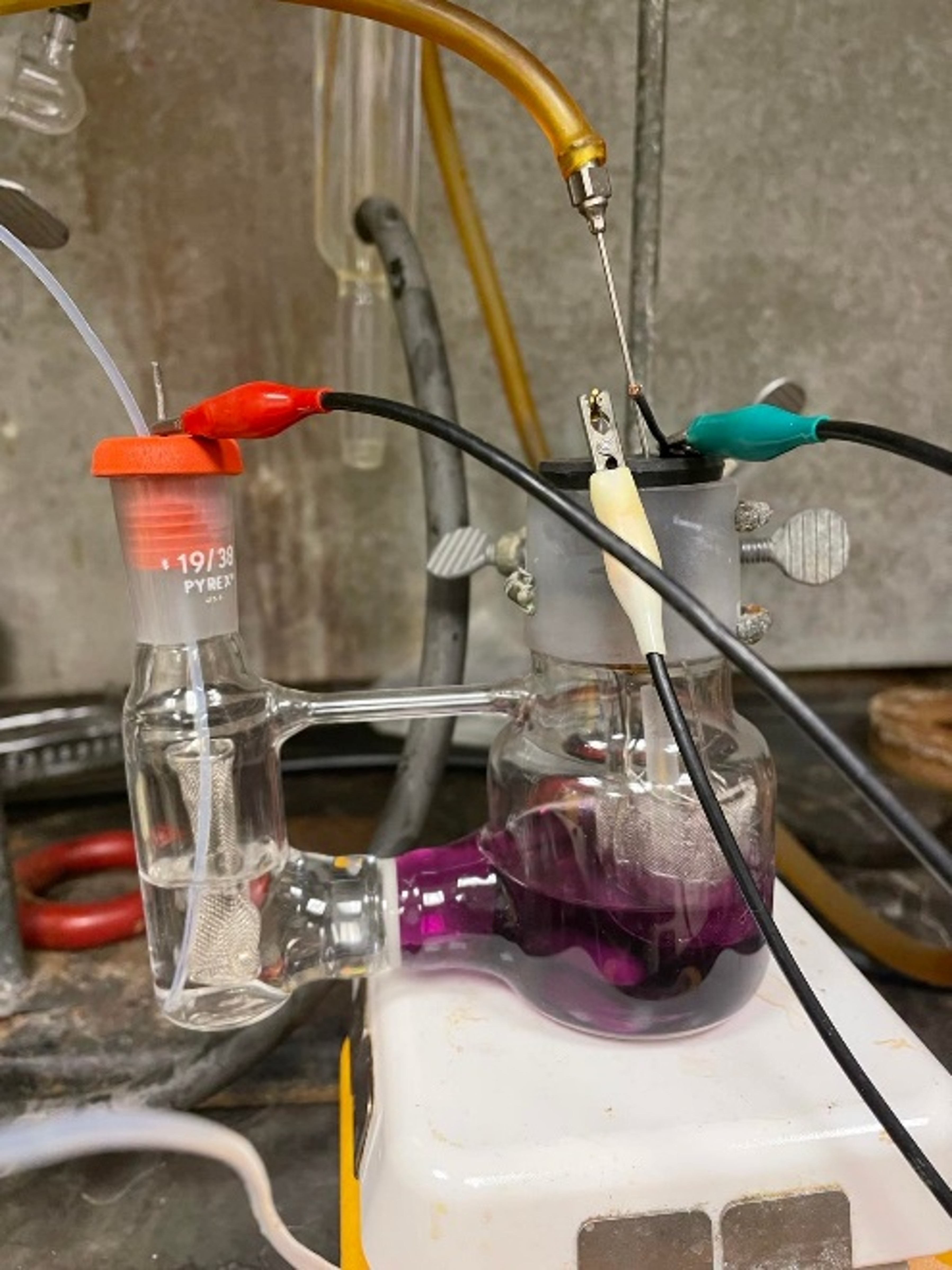 Electrochemical deoxygenation reaction via bulk electrolysis